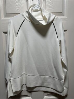 T TAHARI Relaxed Turtleneck White Top